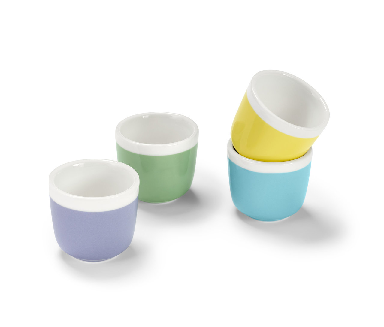 Vier Eierbecher: lila, grün, gelb und blau.