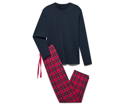 Dunkelblaues langärmeliges Schlafshirt und eine rot karierte Schlafanzughose.