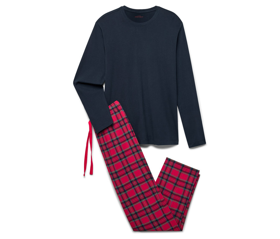 Dunkelblaues langärmeliges Schlafshirt und eine rot karierte Schlafanzughose.