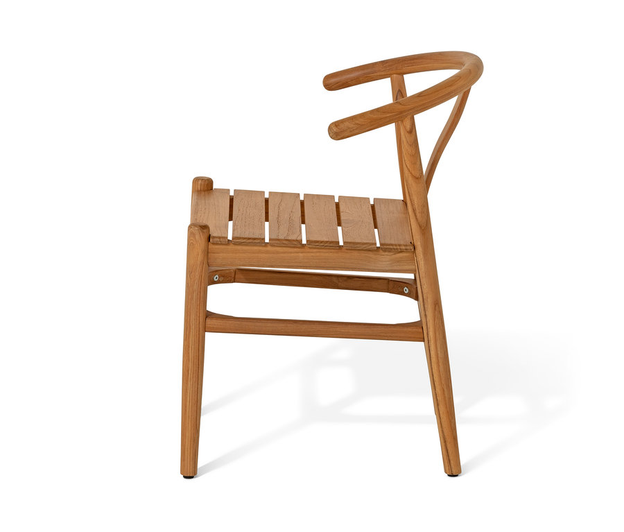 Teak-Design-Dining-Stuhl auf weissem Hintergrund.