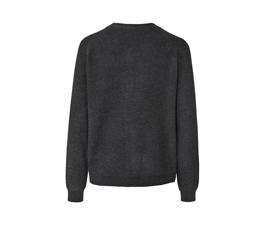 Detailansicht der Rückseite eines Grobstrick-Cardigans.