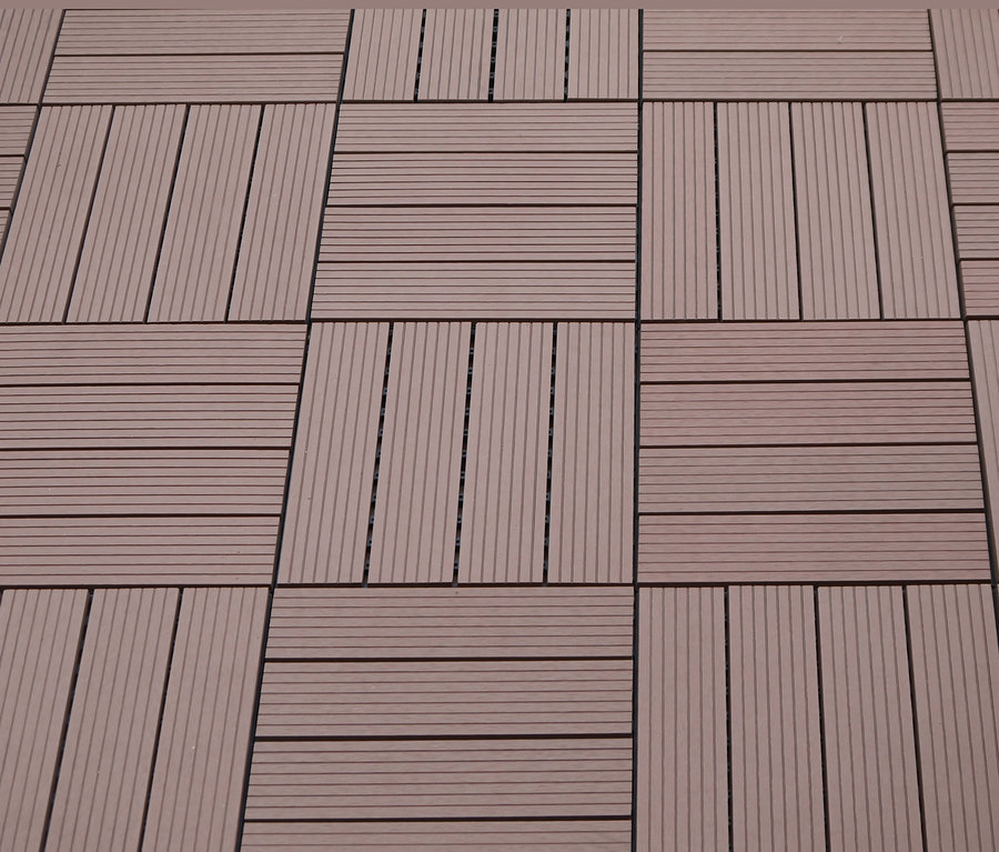 Braune 30 x 30 cm WPC Terrassenfliesen, horizontal und vertikal angeordnet.