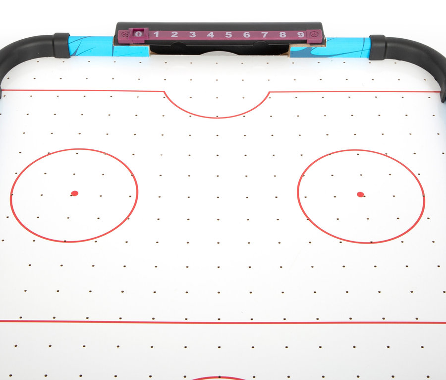 Detailansicht der Spielfläche des Small Foot Air-Hockey-Champion. Das Airhockey hat einen blauen Rahmen und eine elektronische Anzeigetafel.