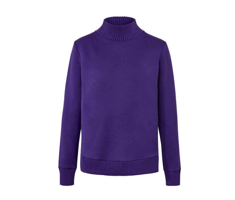 Lila Sweatshirt mit Stehkragen.