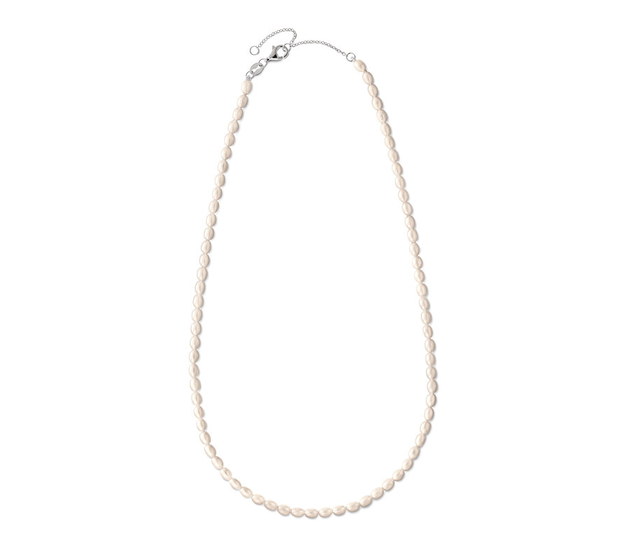 925 Silber Kette Tiny Pearls auf weißem Hintergrund.