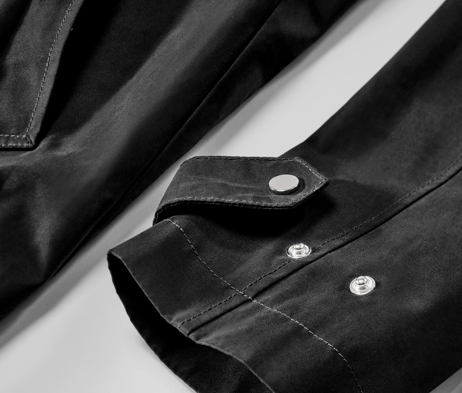 Detailansicht einer schwarzen Parka mit Kapuze.