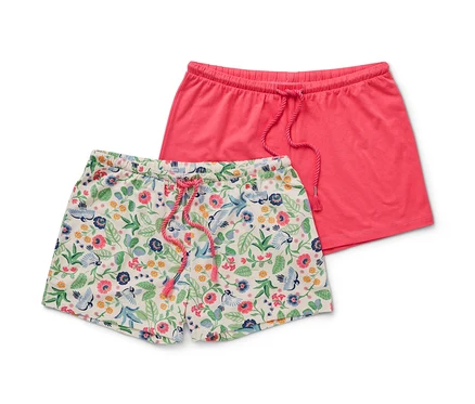 Zwei Shorts liegen auf einem weißen Hintergrund. Eine ist korallefarben und die andere geblümt. 2 Shorts