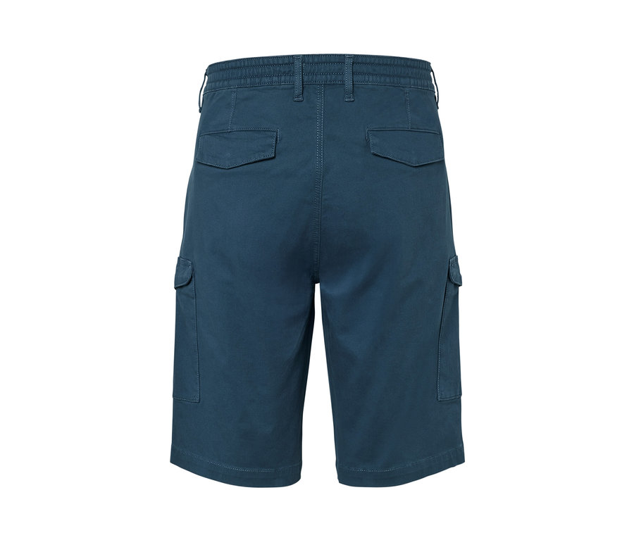 Detailansicht der Rückseite von blauen Cargo-Shorts.