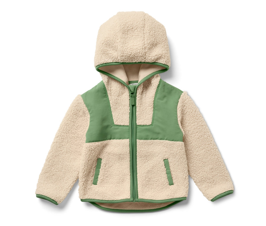 Eine beige Kinder-Teddy-Jacke mit Kapuze und grünen Akzenten.