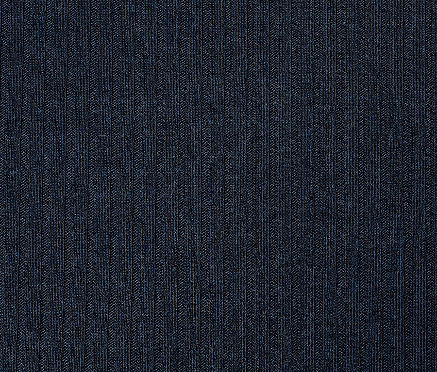 Detailansicht eines dunkelblauen Jersey-Rippkleids.