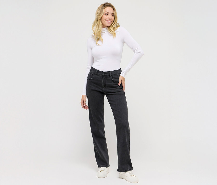Frau posiert in dunkelgrauer Angels Denim »Lara«, Straight Fit und weißem Oberteil.
