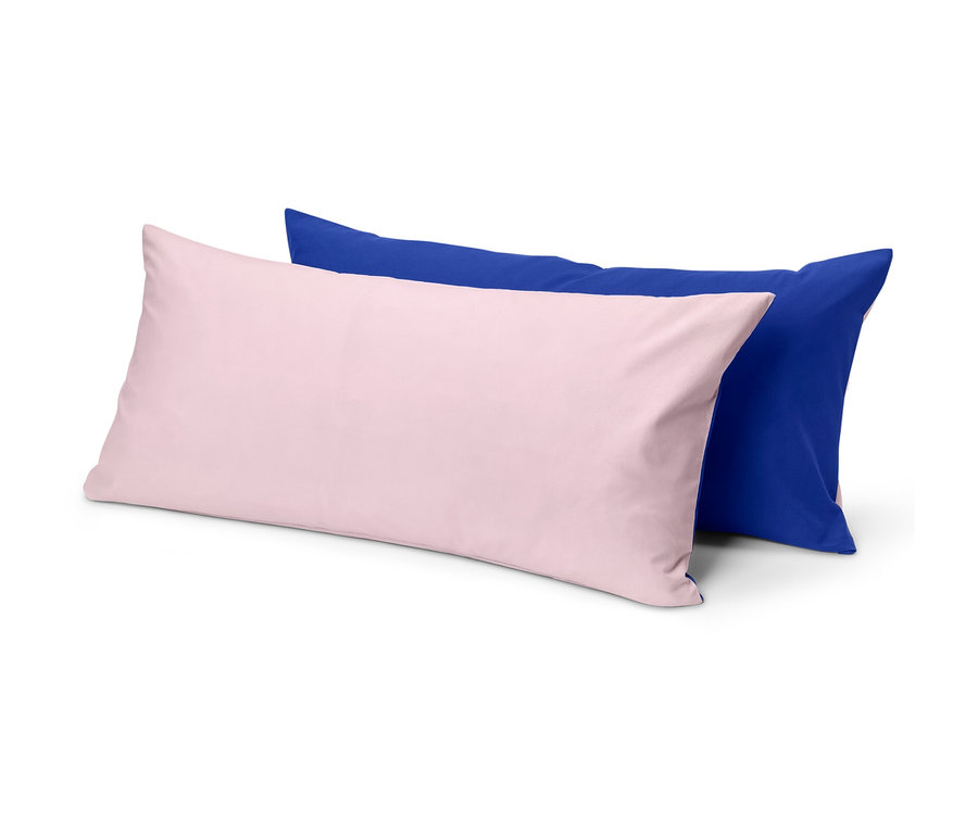 Zwei Renforcé-Kopfkissenbezüge, einer dunkelblau und einer rosa.