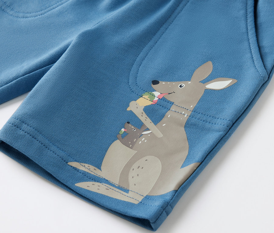 Blaue Kinder-Sweatshorts mit Känguru-Print.