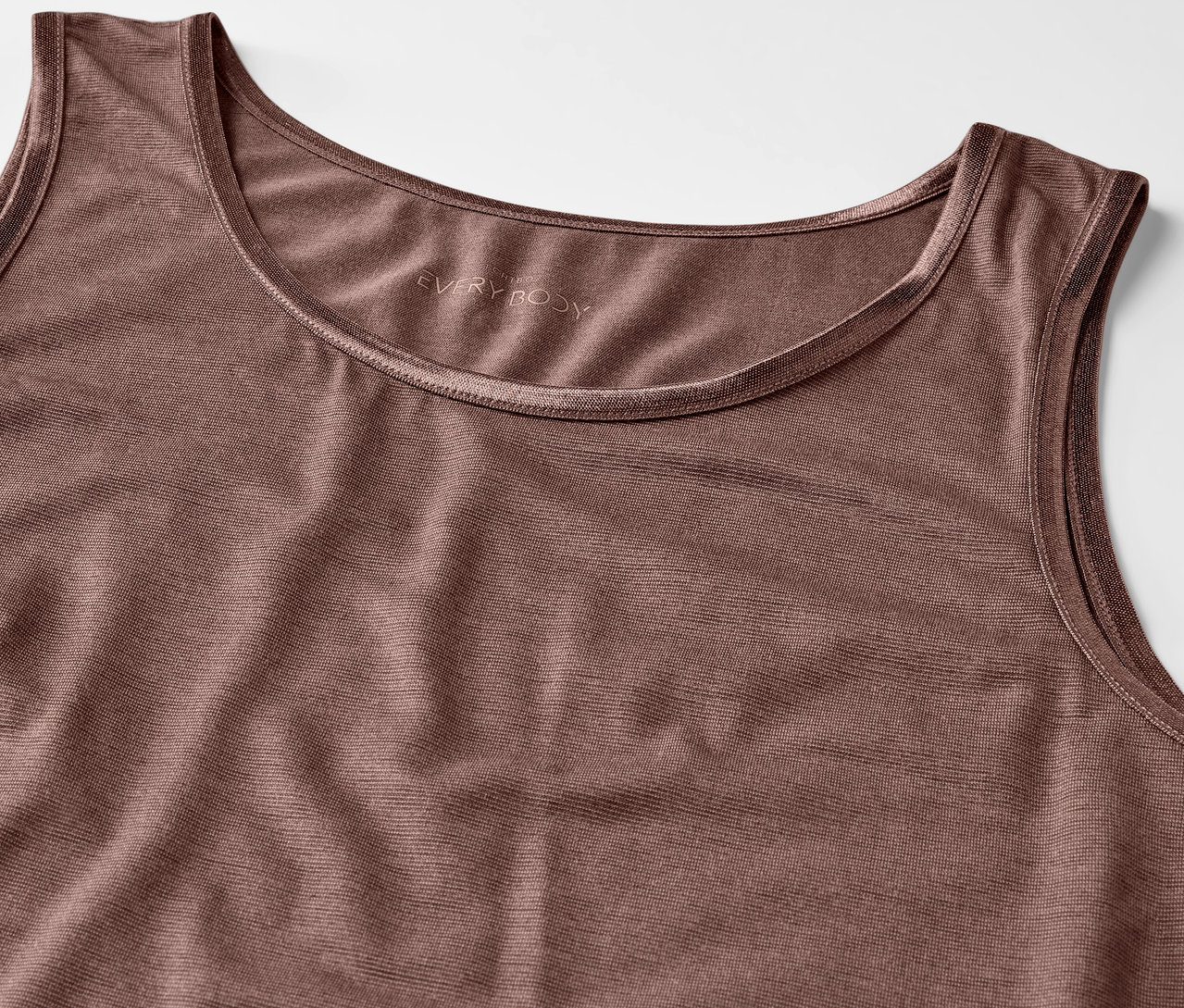 Detailaufnahme eines braunen Tanktops mit Rundhalsausschnitt.