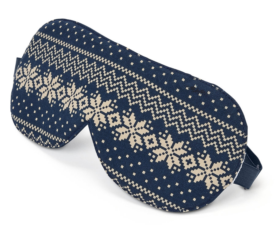 Blaue Schlafmaske mit Schneeflockenmuster auf weißem Hintergrund.