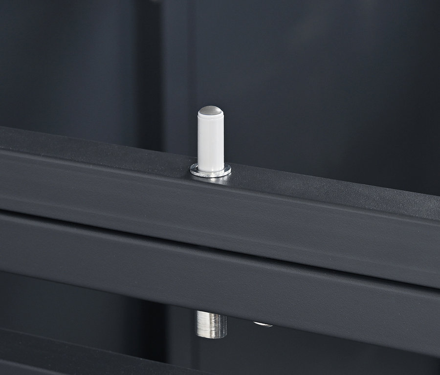 Detail einer grauen Metallstruktur mit einem weißen Stift.