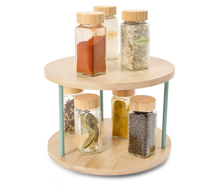 Drehbarer Holzständer mit sechs Gewürzgläsern mit Holzdeckeln.