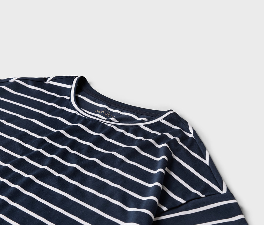 Detailaufnahme eines blau-weiß gestreiften T-Shirts.