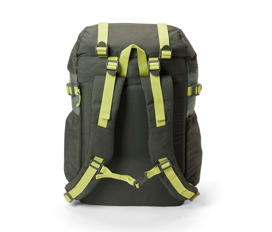 Rückansicht eines Outdoor-Rucksacks mit khakifarbenem Korpus und limegrünen Riemen auf weißem Hintergrund.