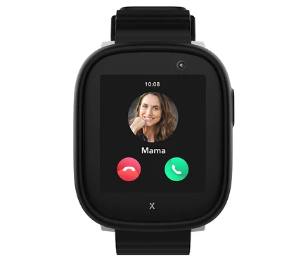 Eine schwarze Smartwatch zeigt auf dem Display einen eingehenden Anruf von "Mama".