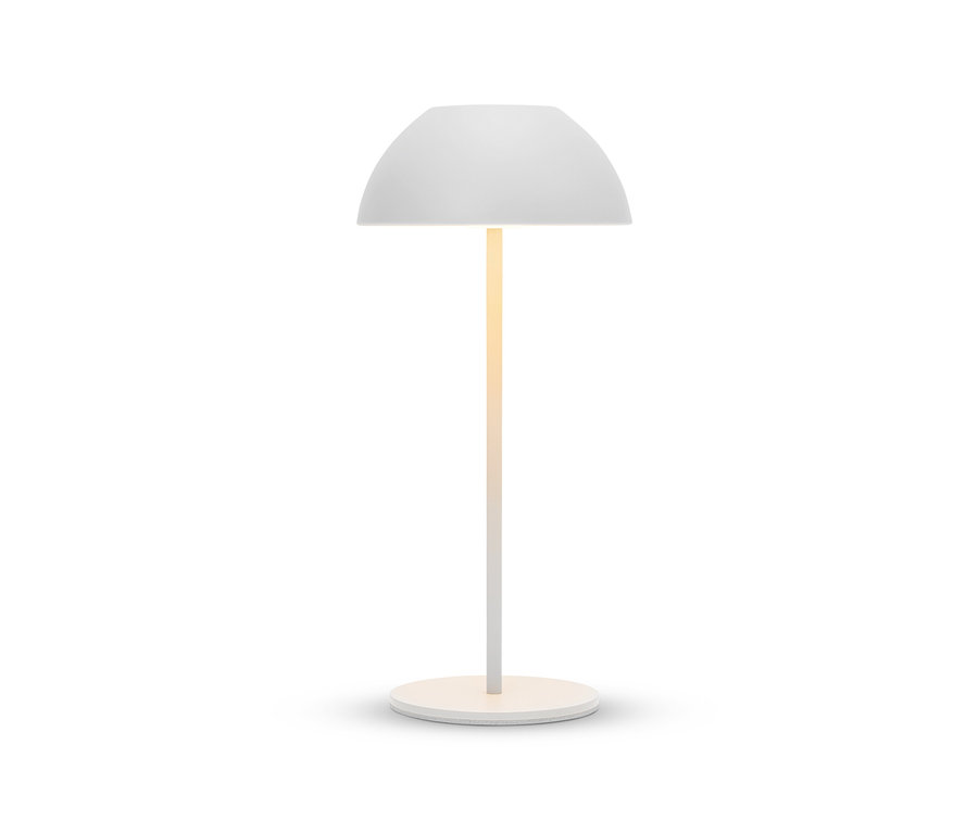 Weiße Lampe mit rundem Schirm und Sockel auf weißem Hintergrund.