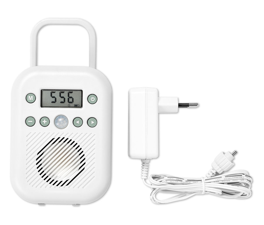 Weißes Badradio mit Digitalanzeige und Ladeadapter.