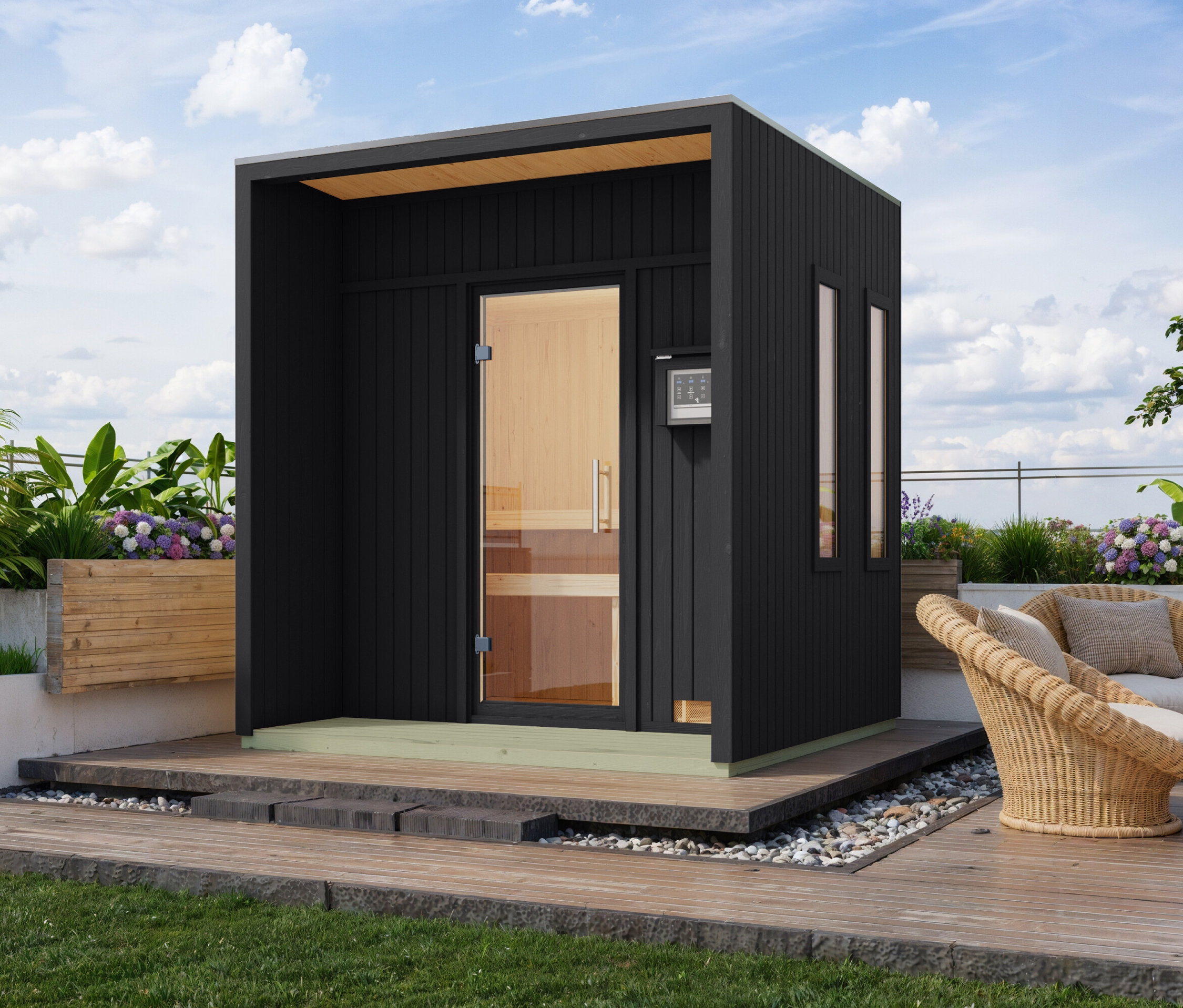 Eine schwarze Sauna steht auf einer Holzterrasse neben einem Korbsessel.