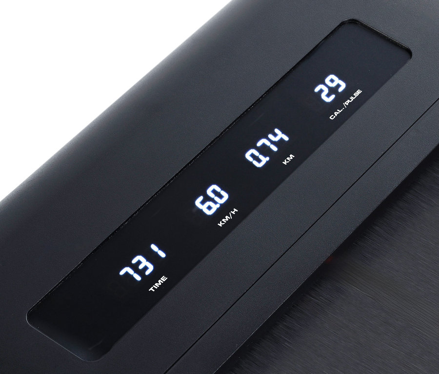 Nahaufnahme des Displays eines Walking-Pad »4.1« mit Anzeige von Zeit, Geschwindigkeit, Distanz und Kalorienverbrauch.