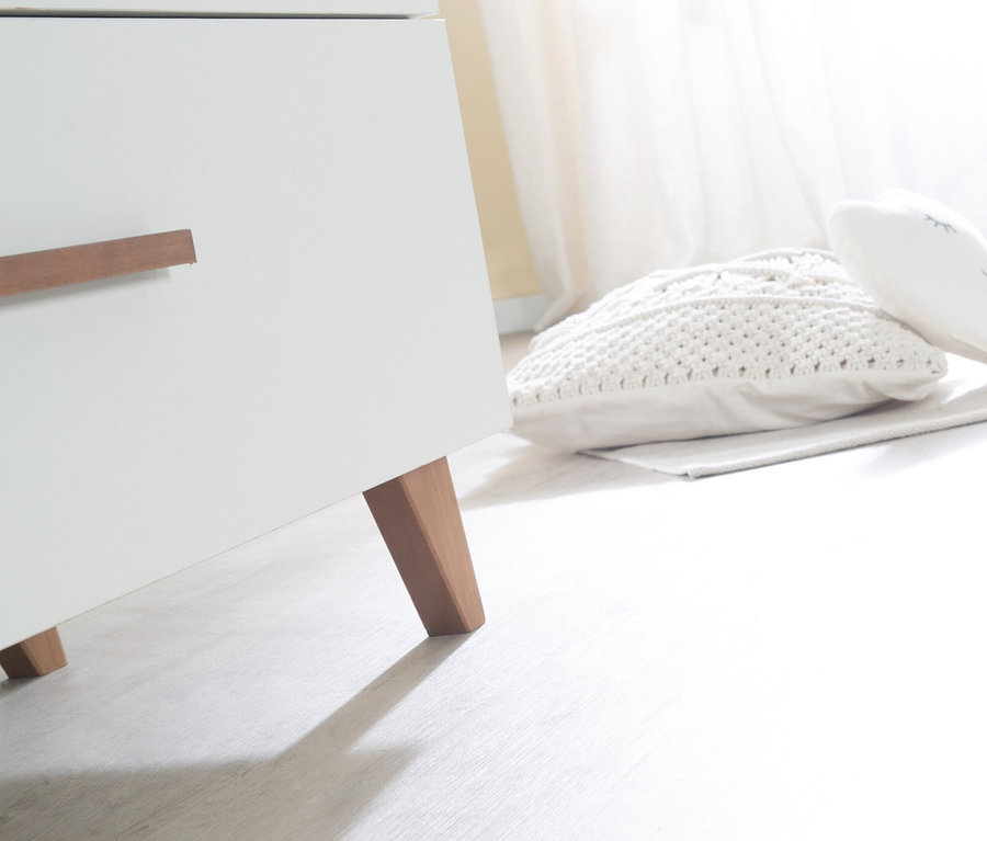Detail eines weißen roba Kinderzimmersets »Ole« mit Kommode, Holzfüßen und Kissen.