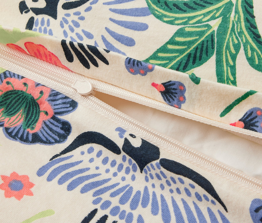 Detailansicht von Jersey-Bettwäsche in Normalgröße mit Blumen- und Vogelmuster und Reißverschluss.