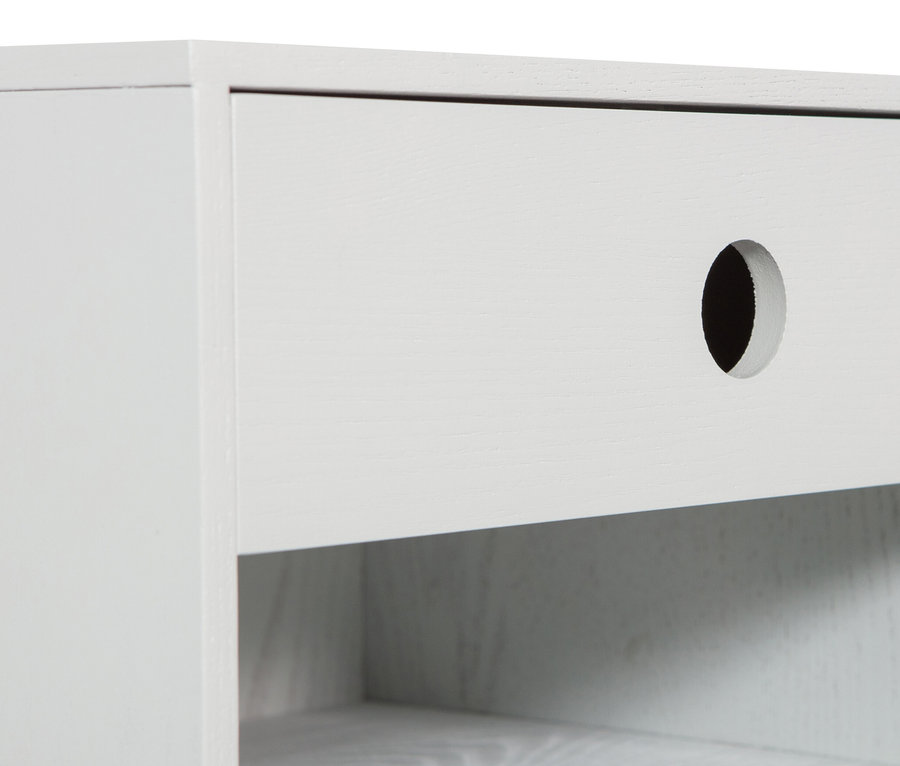 Detailansicht eines weißen Woood Nachttischs »Nancy«.