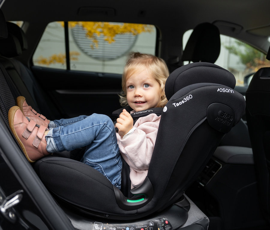 Kind sitzt im Osann Kinder-Autositz »Taos 360« im Auto.