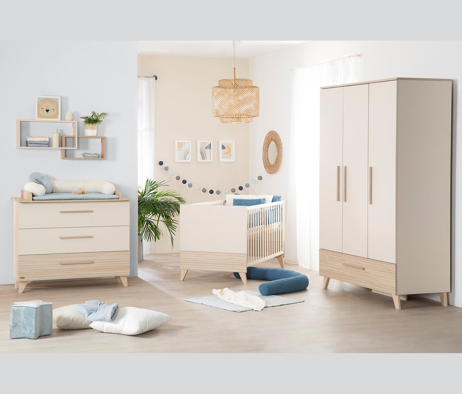 Ein Kinderzimmer mit einem roba Babybett »Sidney«, 70 x 140 cm, Kaschmir, einer Kommode und einem Schrank in neutralen Tönen.