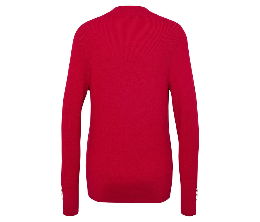 Detail der Rückseite eines roten Pullovers.