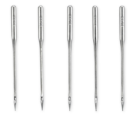 Fünf Nähmaschinennadeln in einer Reihe auf weißem Hintergrund.