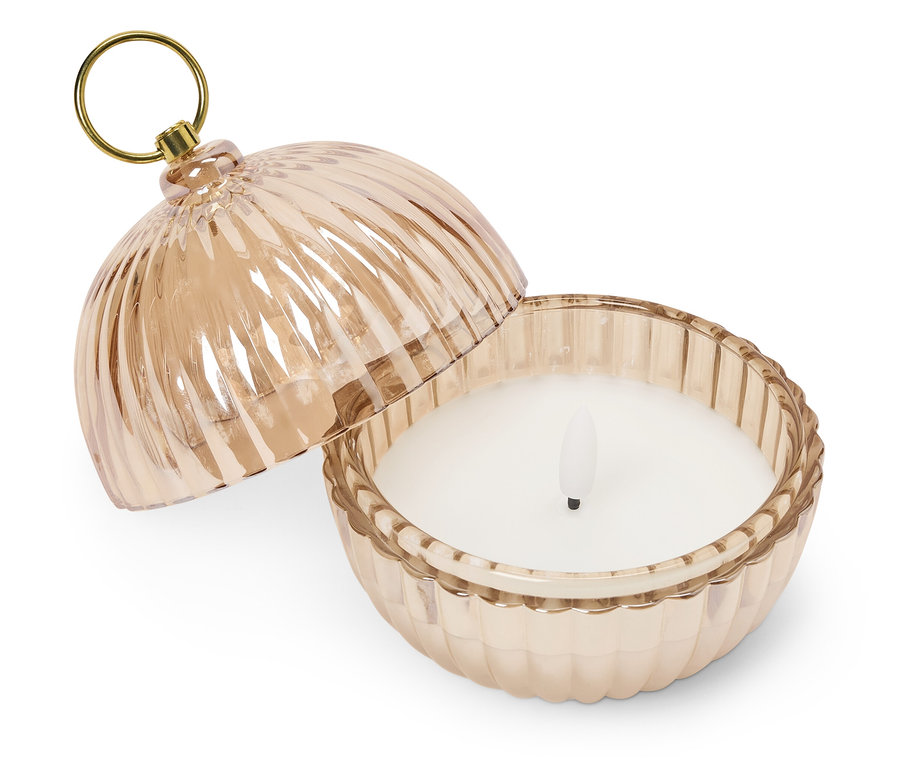 Dekorative Kerze in einem verzierten Glasbehälter mit Deckel.