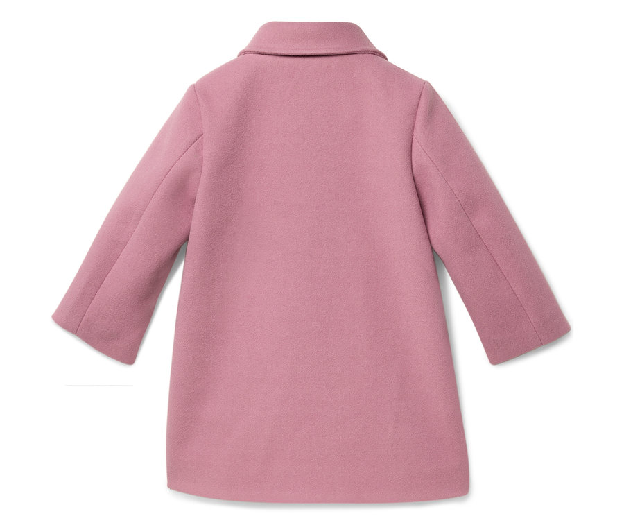 Detailansicht der Rückseite eines rosa Mantels mit Kragen.
