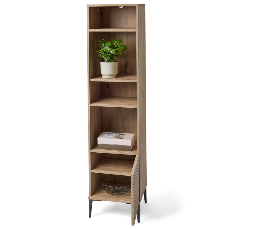 Schmales Holzregal mit fünf Regalen, Topfpflanze, Büchern und einer Schale.