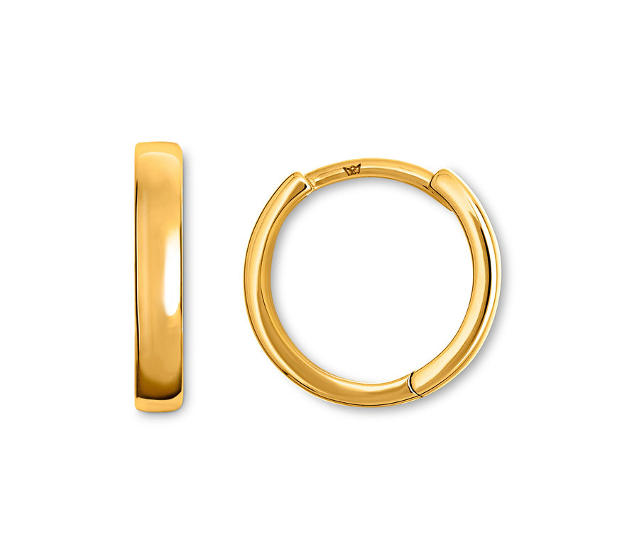 Nahaufnahme von einem einzelnen glatten goldenen Creolenohrring, der auf einem weißen Hintergrund liegt.