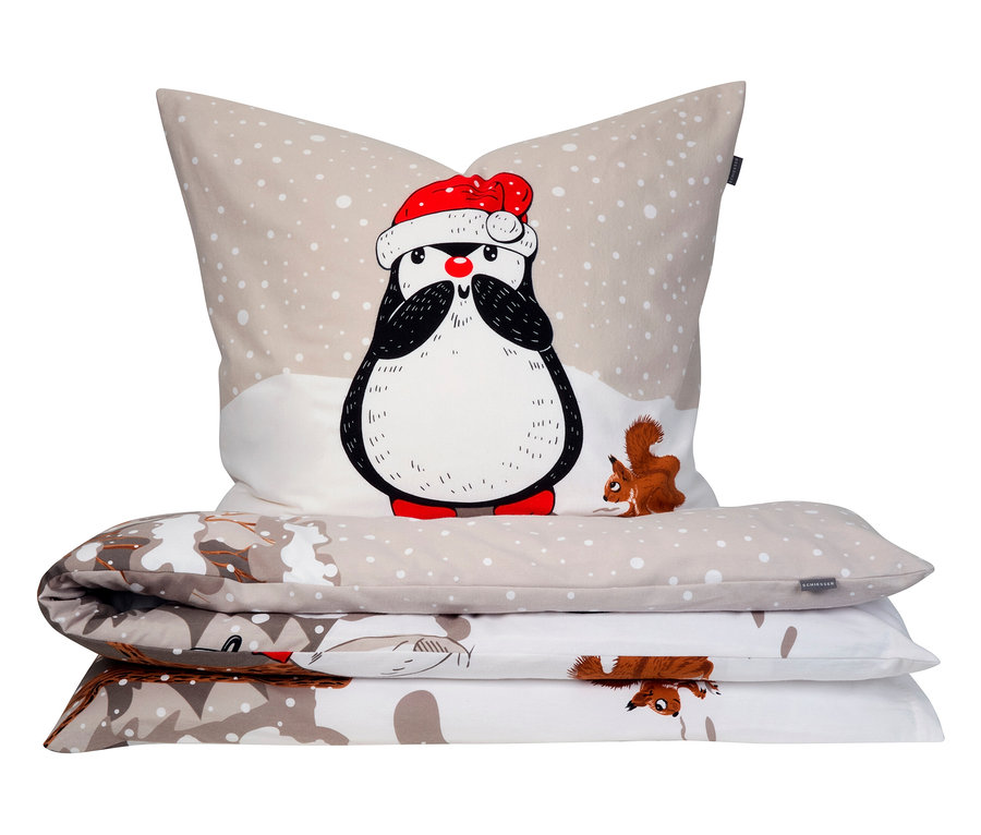Kissen mit Pinguin mit roter Mütze und Eichhörnchen und Bettwäsche mit Eichhörnchenmotiv.