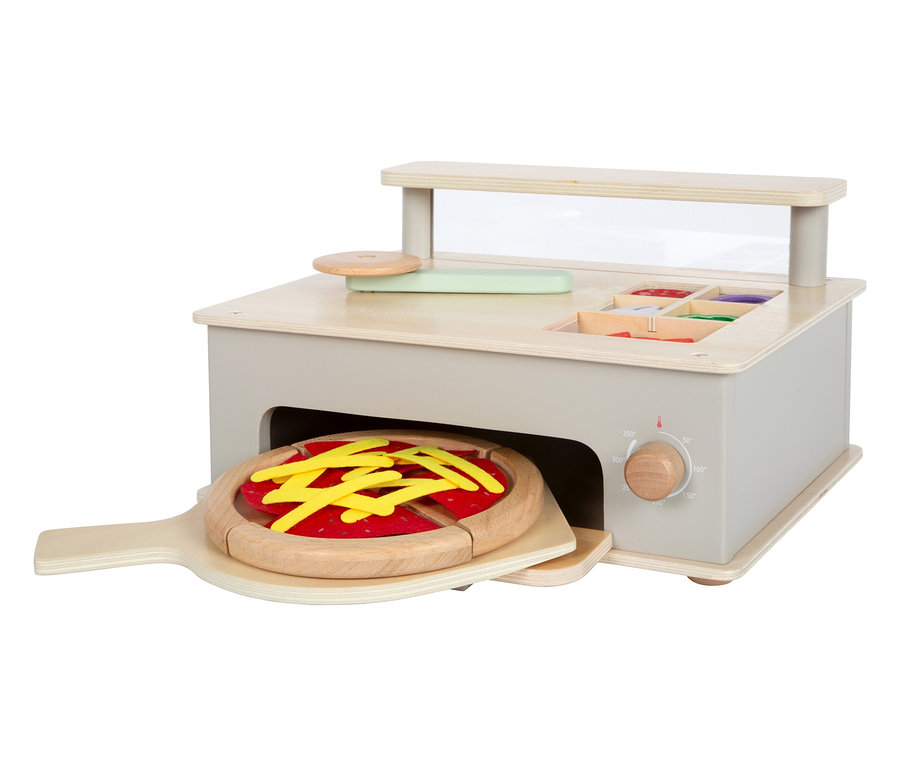 Holzspielzeug-Pizzeria mit Pizza auf einem Schieber.
