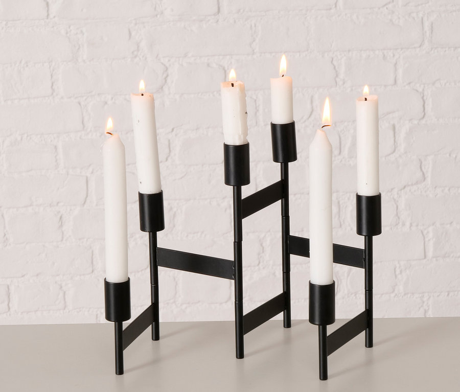 Schwarzer Metall-Kerzenleuchter »Kalika« mit sechs weißen Kerzen.