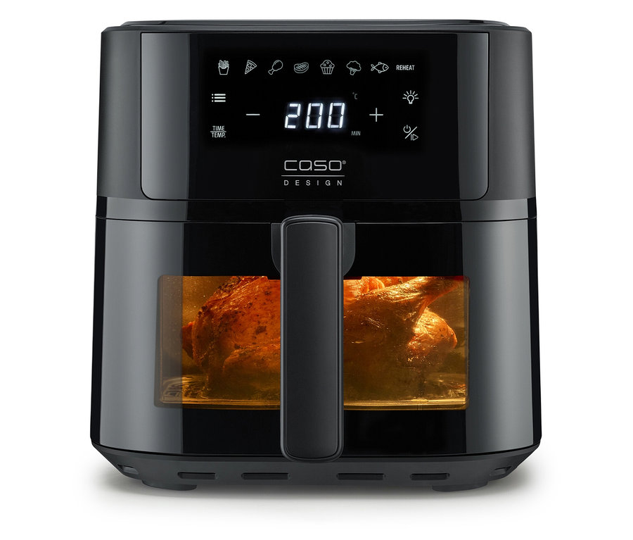 Eine schwarze Heißluftfritteuse mit einem Hähnchen im Inneren.