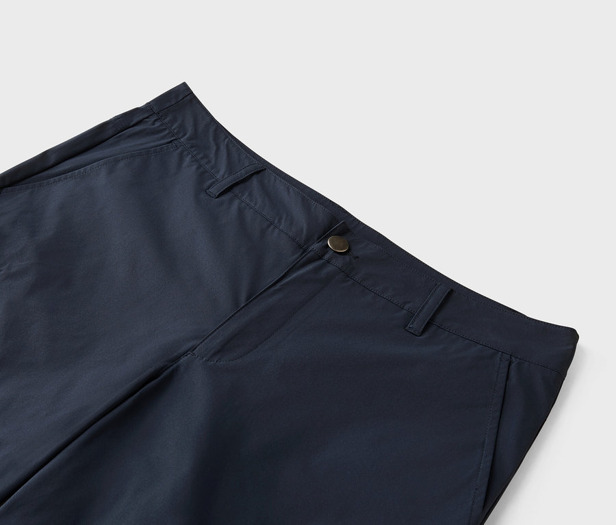 Nahaufnahme von marineblauen Hosen mit Knopfverschluss.