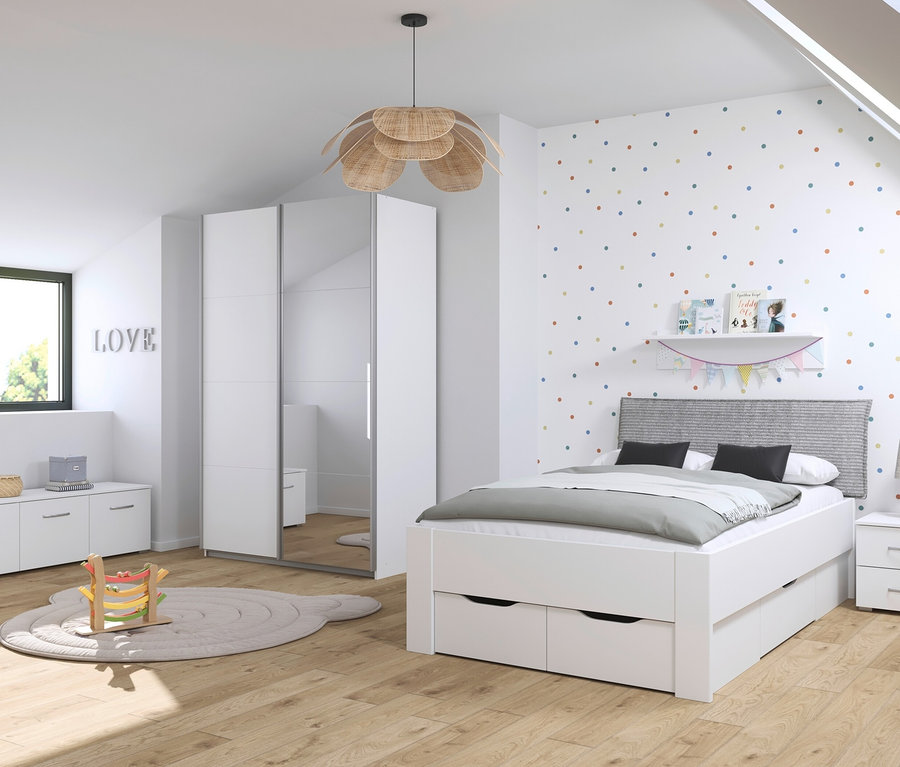 Zimmer mit weißem Bett, Nachttisch und weißem rauch Schwebetürenschrank »Quadra« mit Spiegel.