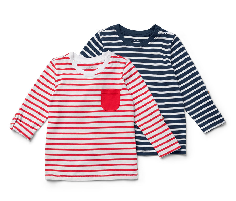 Zwei Kinder-Langarmshirts, eines rot-weiß gestreift mit Tasche, das andere blau-weiß gestreift.