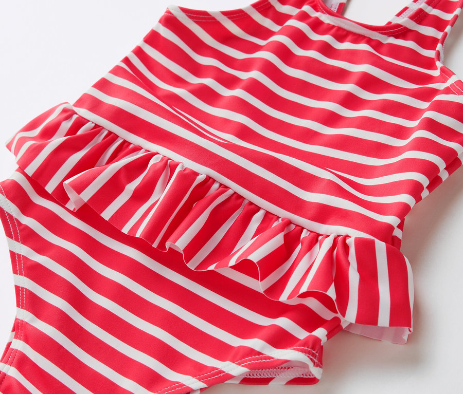 Kinder-Badeanzug mit roten und weißen Streifen und Rüschen.