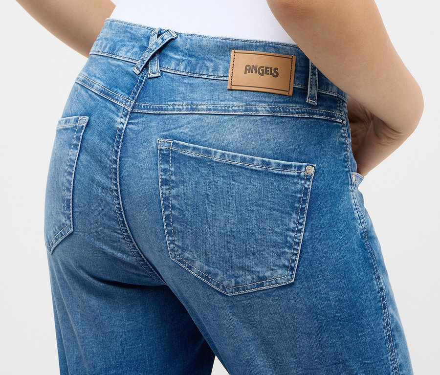 Rückansicht einer Frau, die eine Angels Jeans »Darleen« Crop Turn Up 7/8 in hellem Blau trägt.