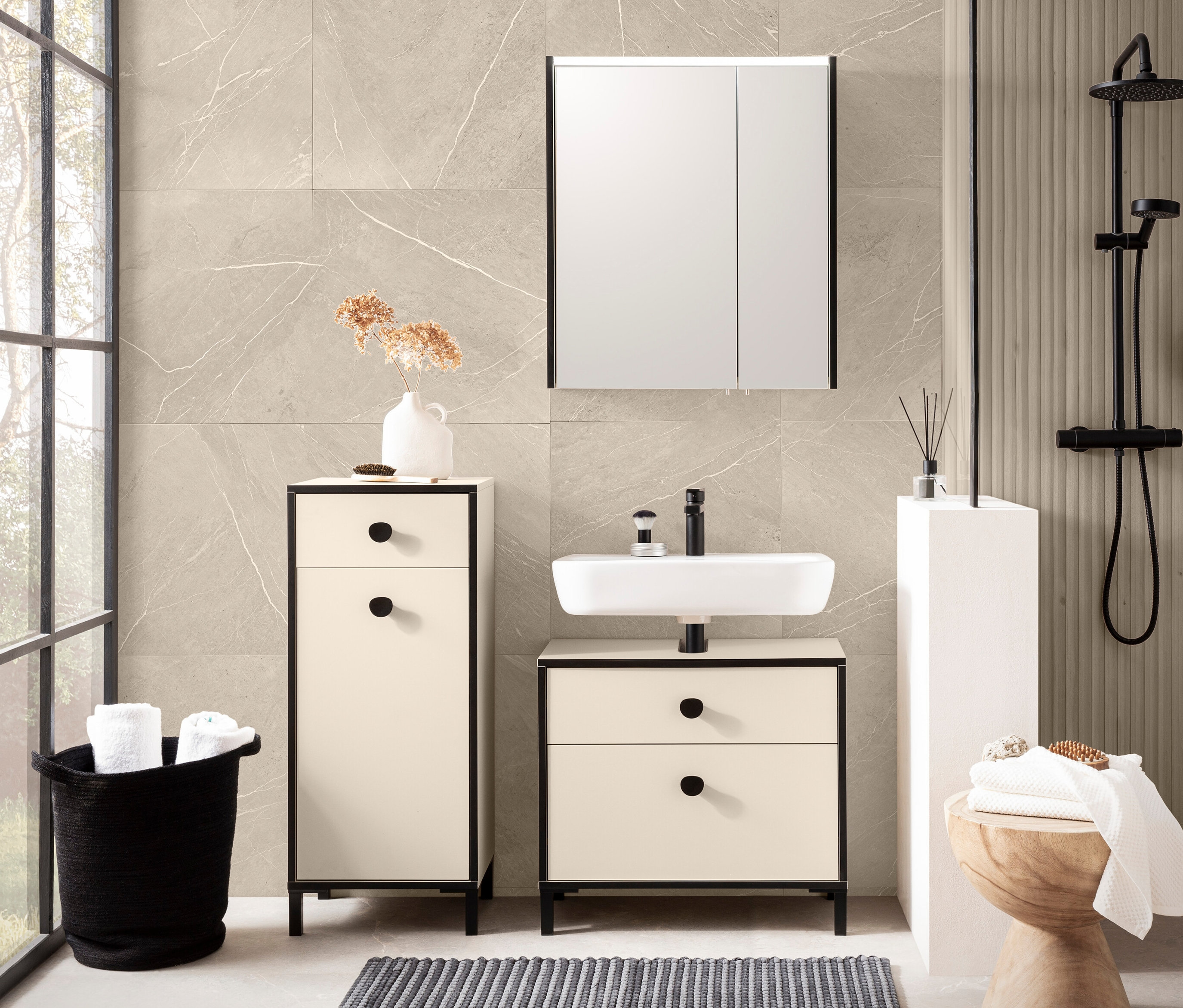 Ein Badezimmer mit einem cremebeigen Waschbeckenunterschrank »Edda« mit 2 Schubladen und einem cremebeigen Spiegelschrank »Edda«.