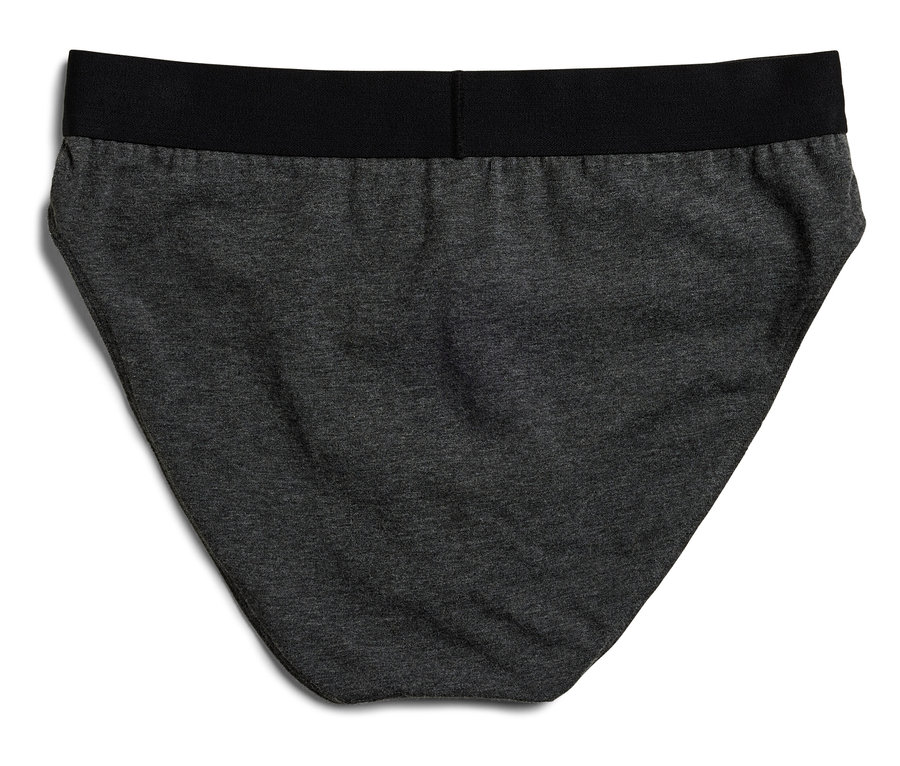 Detailaufnahme eines grauen Damen Slips mit schwarzem Bund auf weißem Hintergrund.